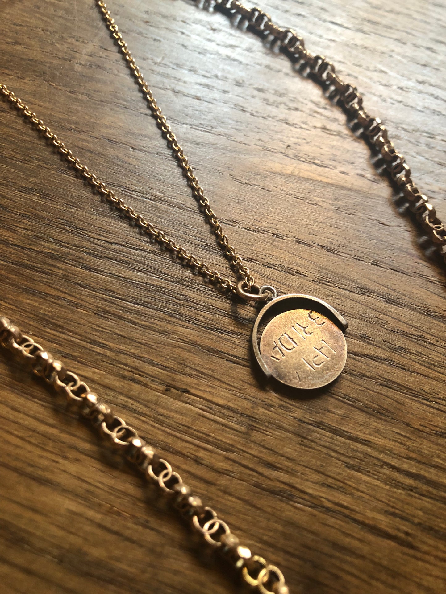 Vintage spinner charm 'HAPPY BIRTHDAY' with antique chain